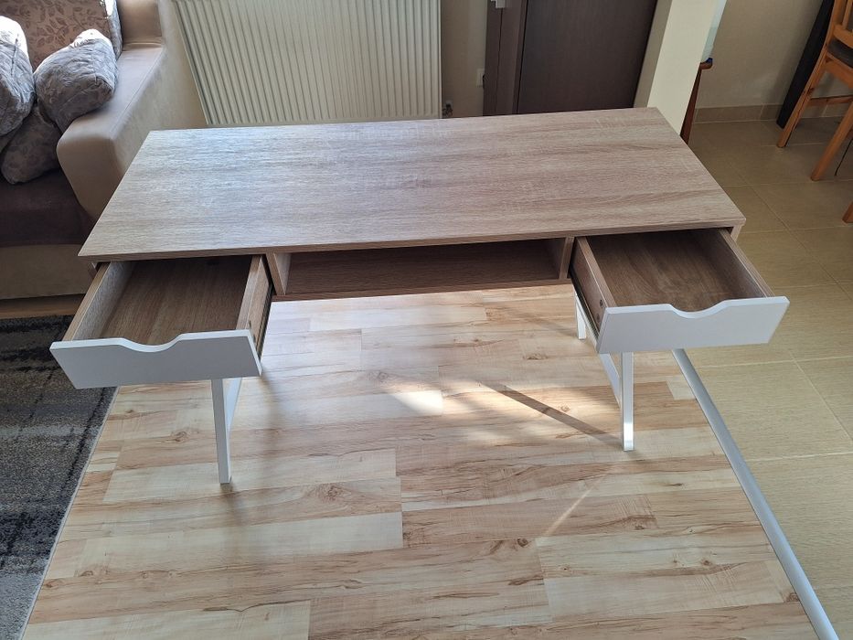 Biurko do biura pokoju