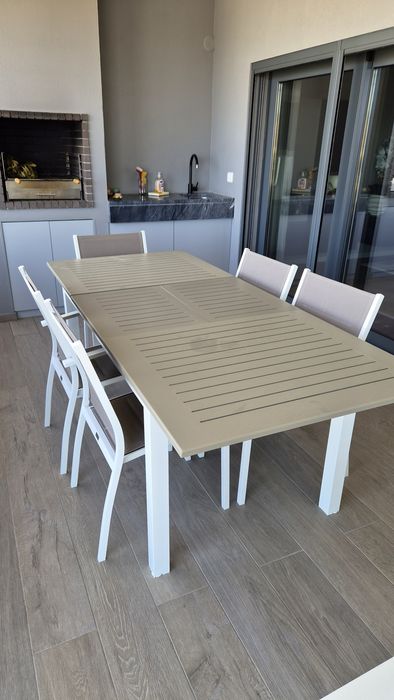 Conjunto de mesa extensivel com 5 cadeiras