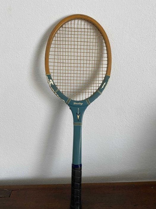 Raquete Dunlop vintage com prensa em madeira