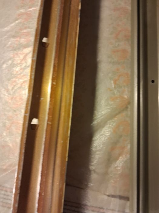 Karnisze : aluminiowy kątowy i  typu listwa. Cena za 2 szt.