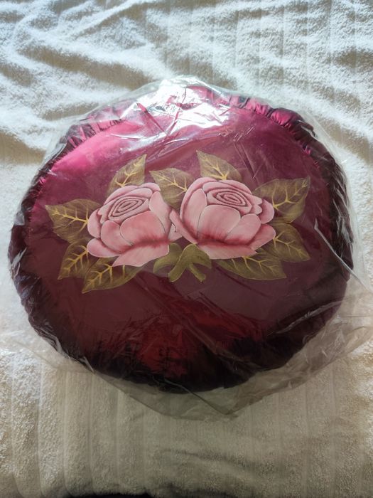 Linda almofada artesanal bordeaux com rosas pintadas à mão. NOVA