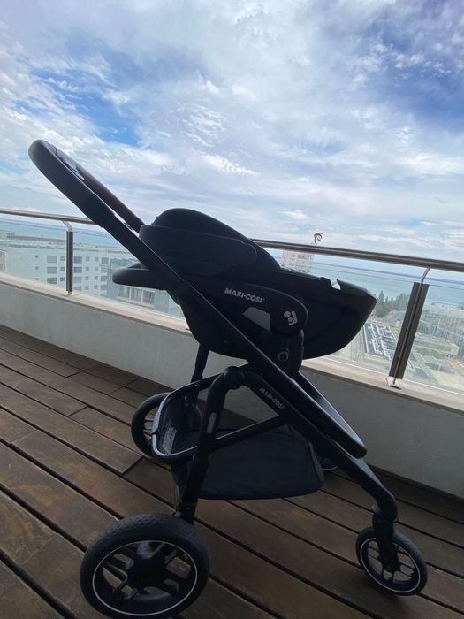 Carrinho de bebê com alcofa e ovo