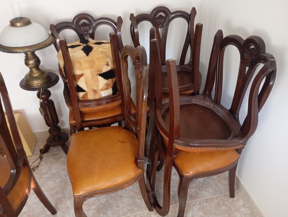 8 cadeiras de madeira almofadadas