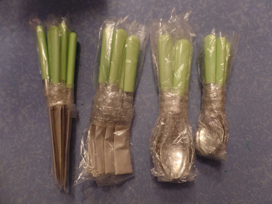 New/Sealed 24-Piece Cutlery Set (C8)64862174996609123