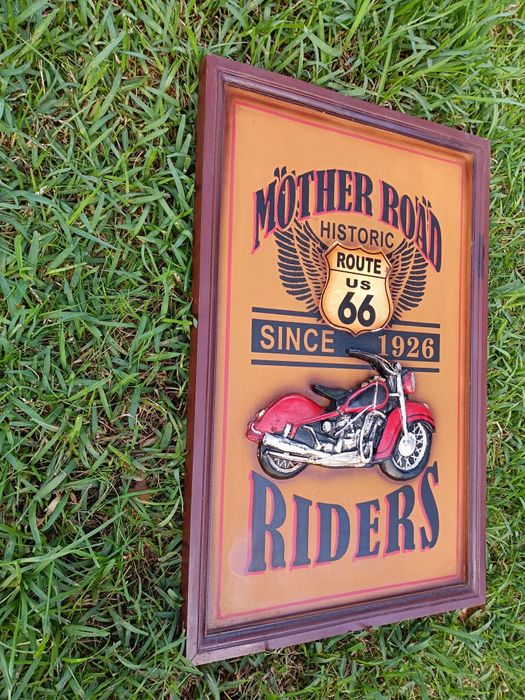 Placa Decorativa de Parede e
​Tema: Cultura Biker Americana / Rota 66 ("Mother Road - Historic Route US 66 - Since 1926 - Riders").  
Medidas: 80/40cm