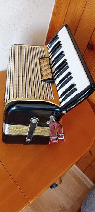 Akordeon Hohner Concerto III  72- b,  3- chór , kl. 80- b.