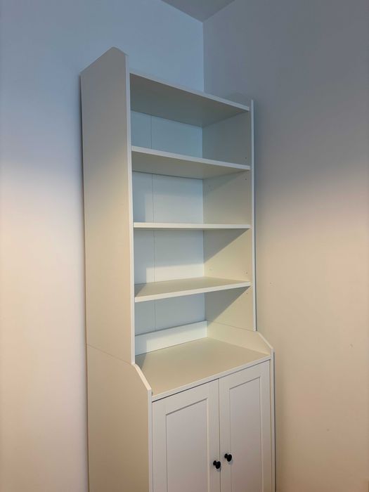 Estante branca com portas e prateleiras - IKEA HAUGA