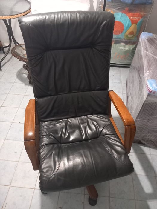 Cadeirão de pele sintética