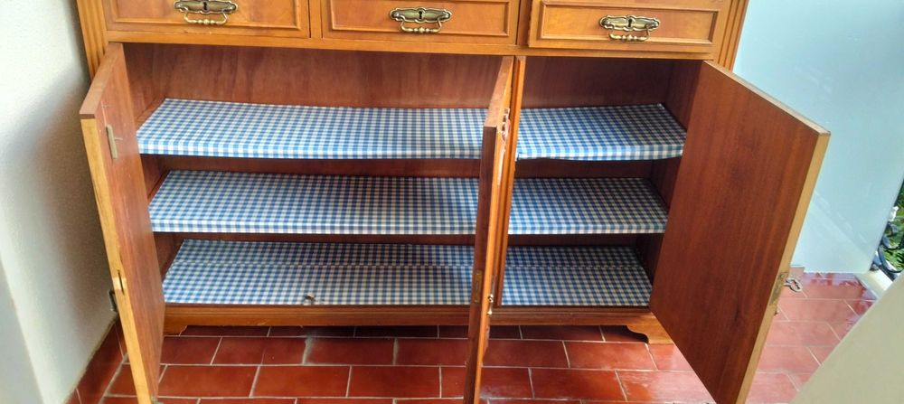 Aparador antigo em madeira maciça — 3 gavetas + 3 portas