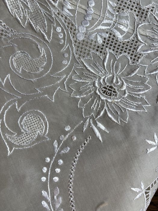 Toalha de mesa em organza com bordado, mede 270x180
