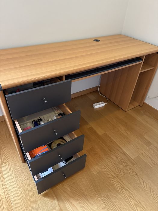 Secretária de madeira maciça