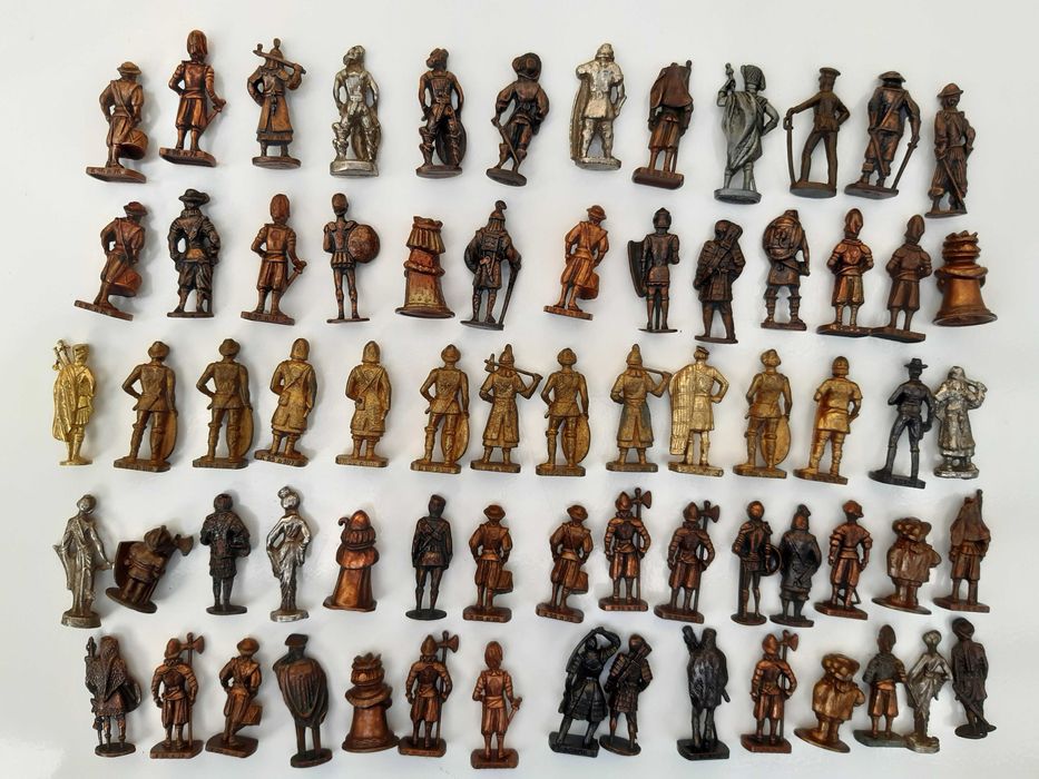Kinder Brindes – 69 Figuras em Metal Romanos Soldados Cowboys Indios
