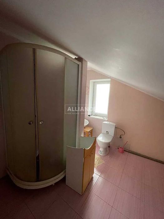 Добротний будинок з усіма комунікаціями в передмісті!