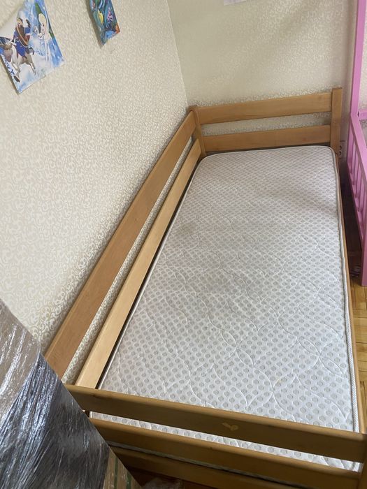 Продам односпальную кровать  с матрасом