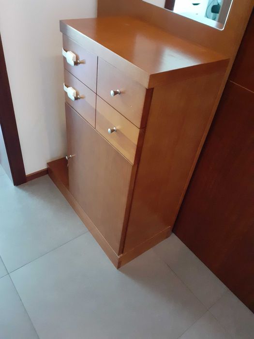 Móvel de Entrada em Madeira com Cabides, Luz, Gavetas, Espelho, etc.