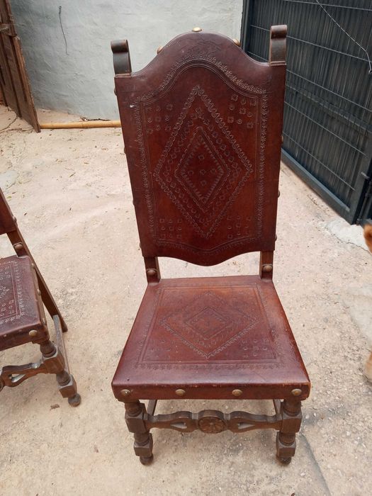 2 lindas cadeiras antigas em bom estado