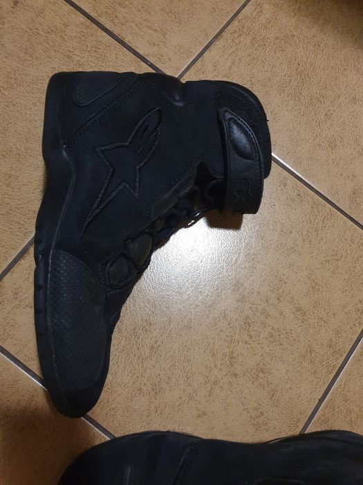 Продам мотоботинки alpinestars