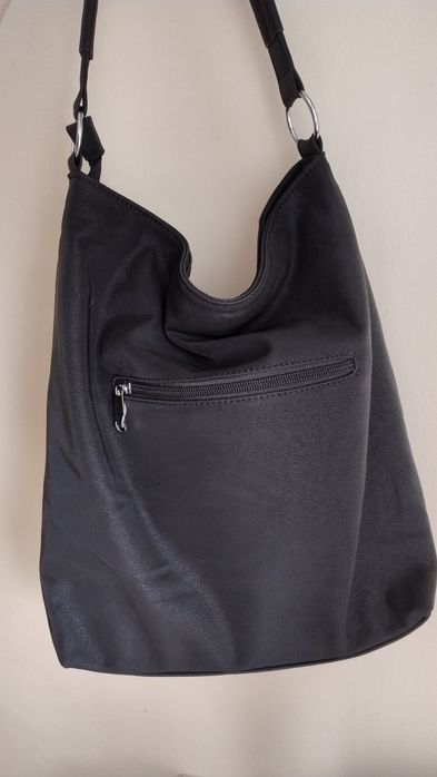 Czarna torebka damska.