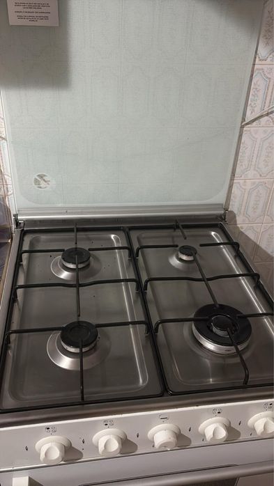 Fogão e forno a gás com muita pouca utilização , e a funcionar em excelente estado