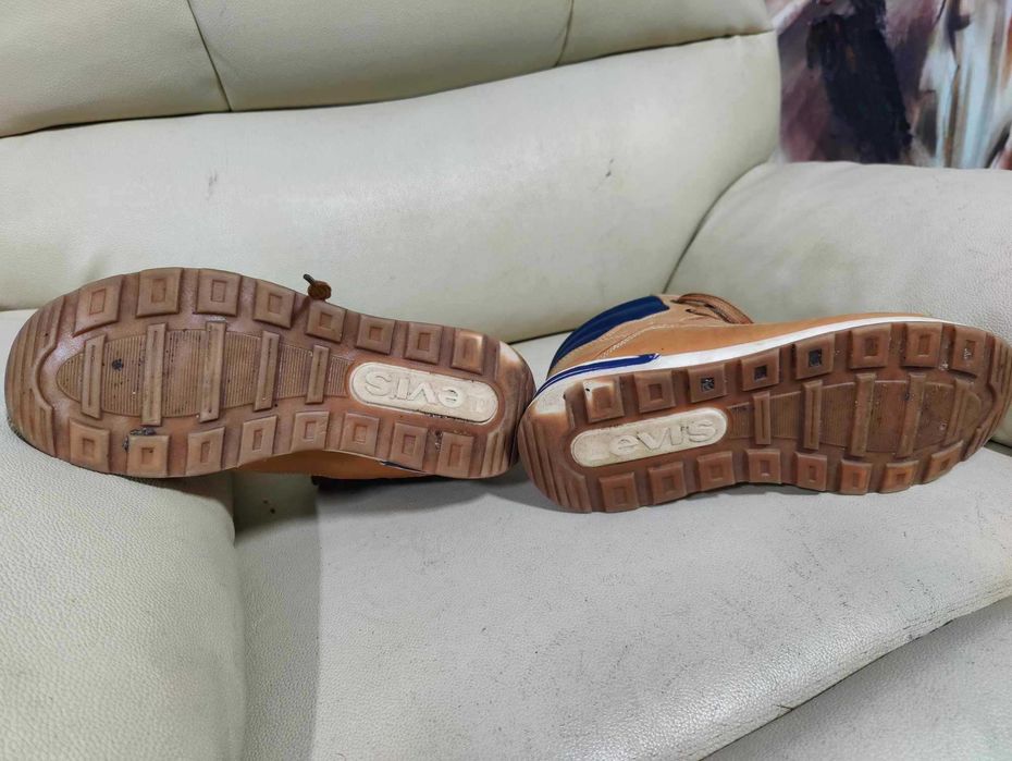 Boas castanhas Levi's tam. 38 de menino
