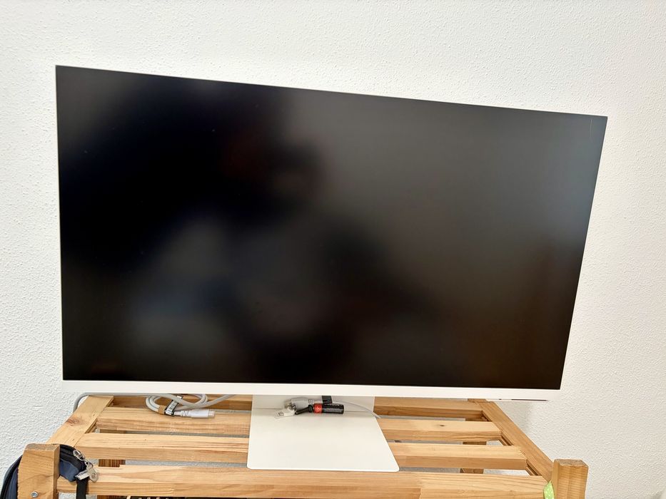Samsung M80F Smart Monitor 32" 4K Ultra HD 60Hz VA HDR10+ com USB-C e Altura Ajustável Branco