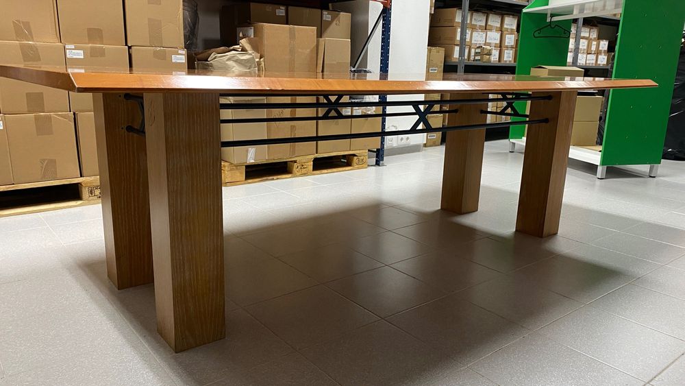 Mesa de reuniões em madeira