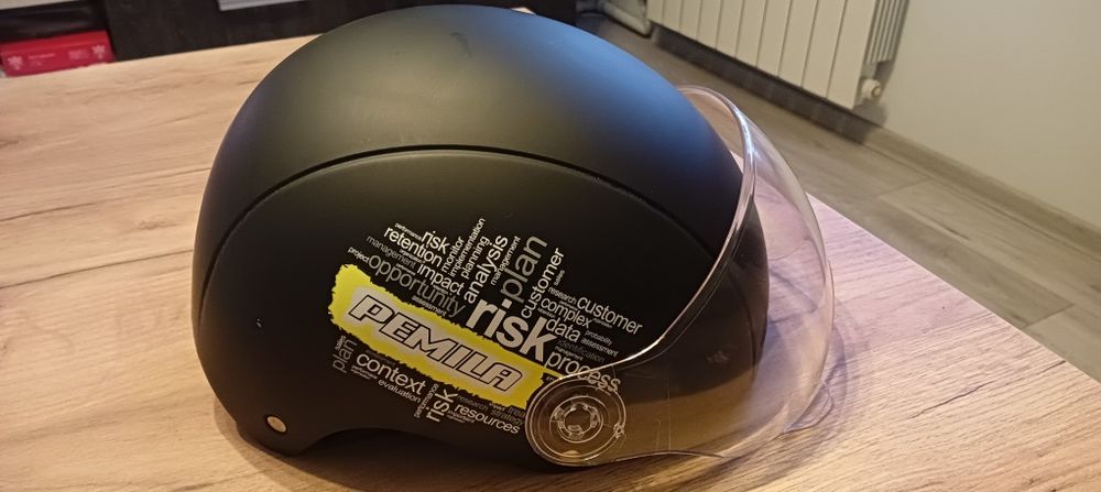 Kask rowerowy L z szybką