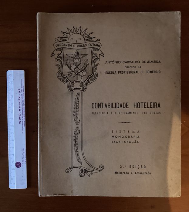 Livros de economia e contabilidade