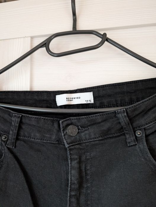 Czarne jeansy Reserved