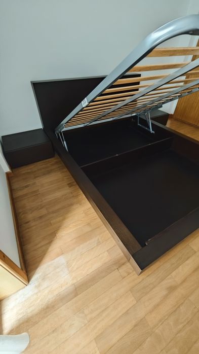 Cama de casal e mesa de cabeceira em wenguê chocolate