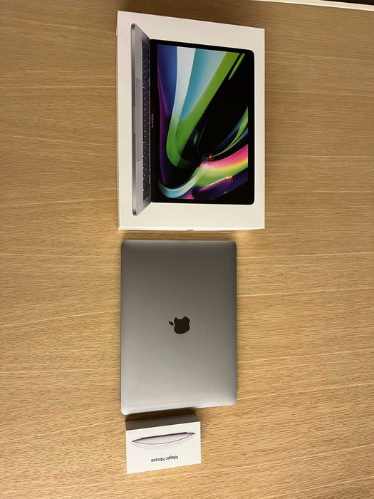 MacBook Pro 13.3" (2022)/ Apple M2 / 256GB / 16GB RAM + Magic Mouse