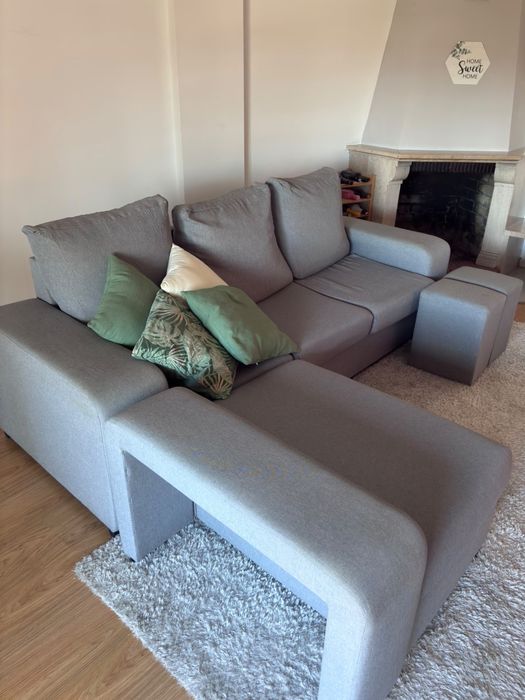 Sofa com chaise e puffs