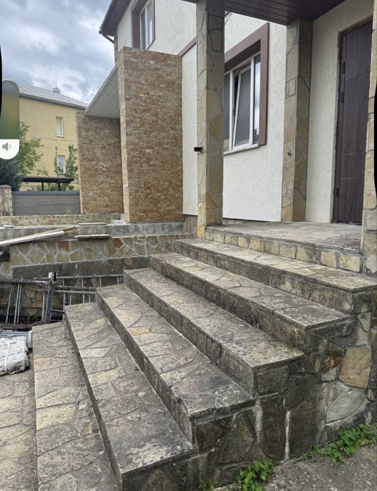 Великий будинок біля Велесу Метро