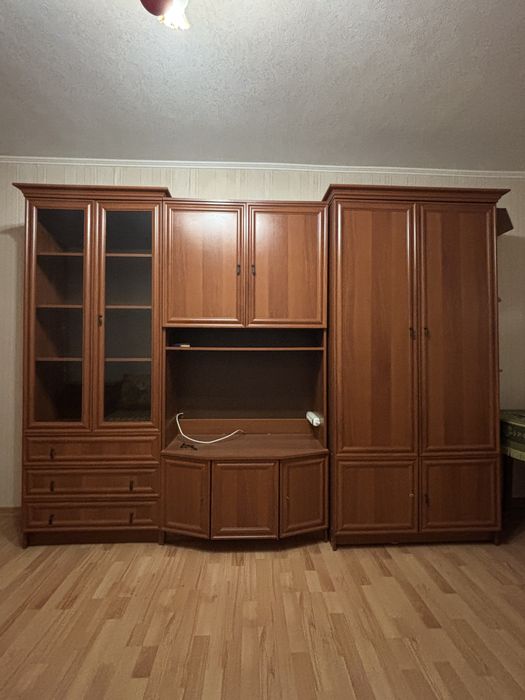 Диван, стенка, тумбочка, кухонние ящики .