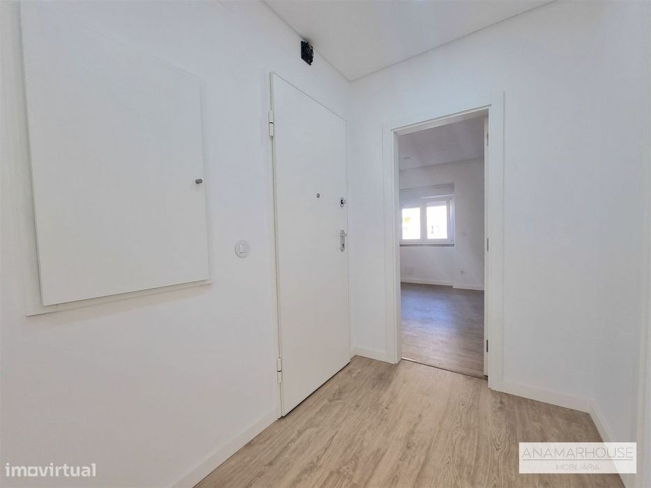 T2 totalmente remodelado com duas varandas num 1 andar, no centro da V