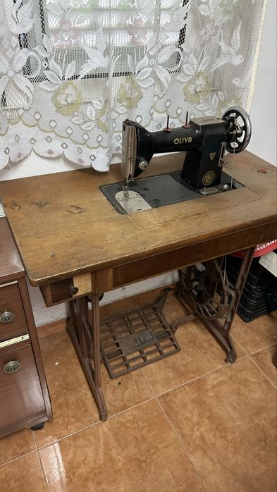 Maquina de custura antiga da Oliva