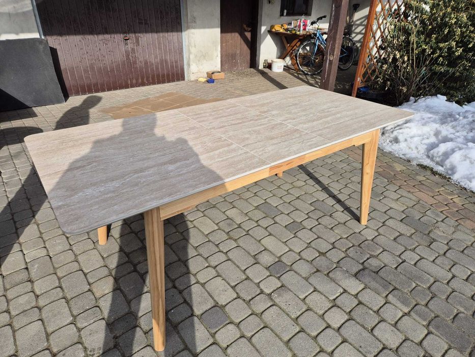 Nowoczesny stół z blatem ceramicznym