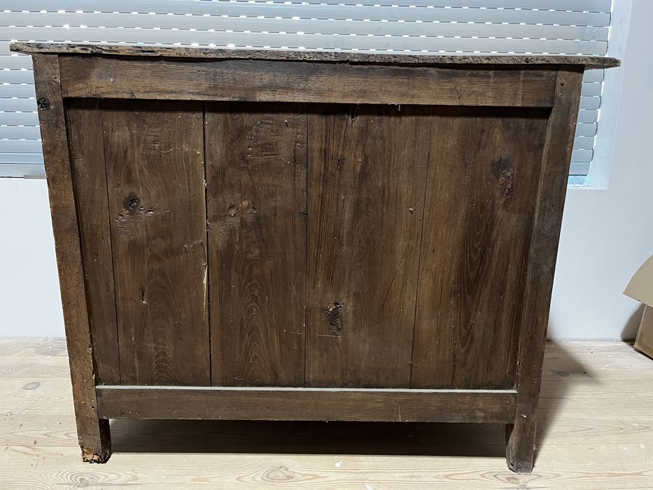 Comoda centenaria em madeira de castanho