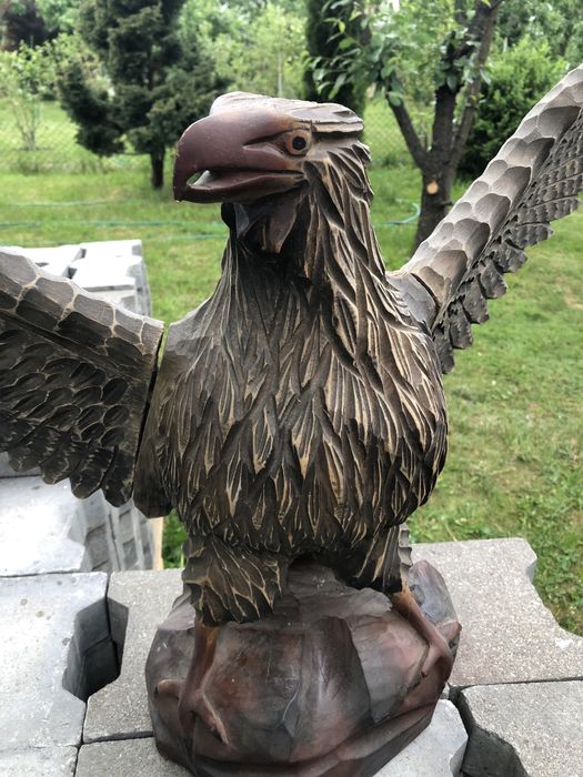 Rzeźba orła z drewna