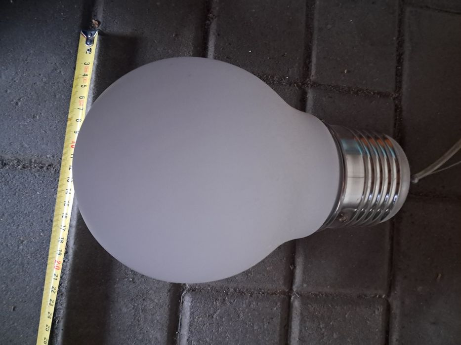 Lampa  biała żarówka.         .