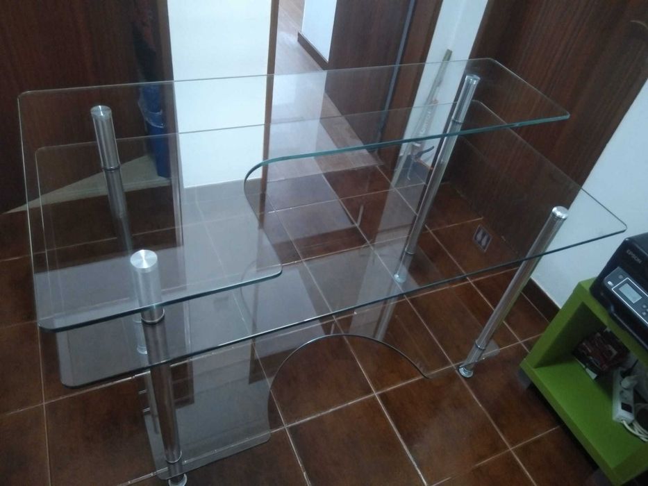 Balcão de receção em vidro