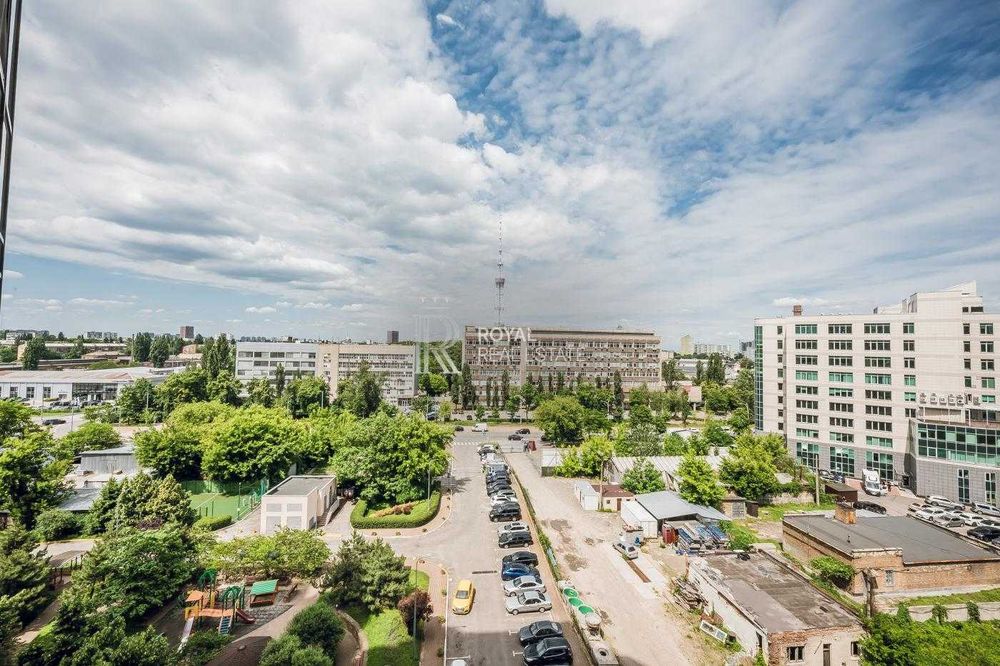 Продаж 3-кімнатної квартири Київ ЖК Космополітен 117 м² 9 поверх преміальний ремонт меблі з масиву дерева паркетна дошка охорона