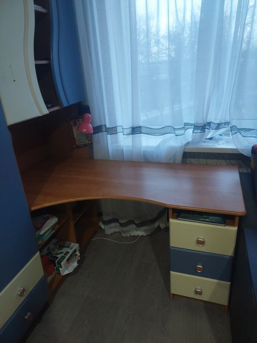 Продам письменный стол со шкафом в комплекте