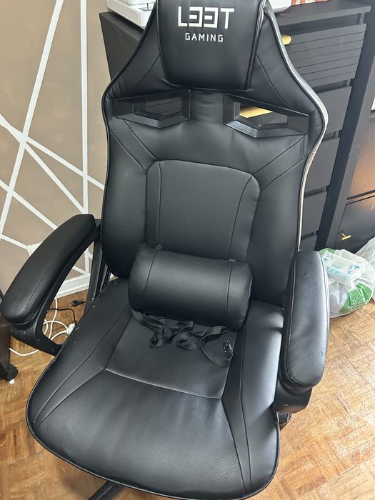 Cadeira gaming com pequenas marcas