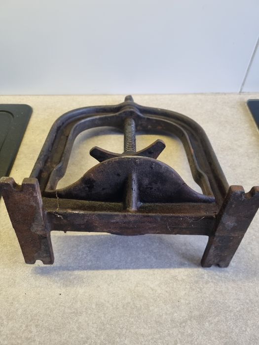 Stara zabytkowa prasa ścisk