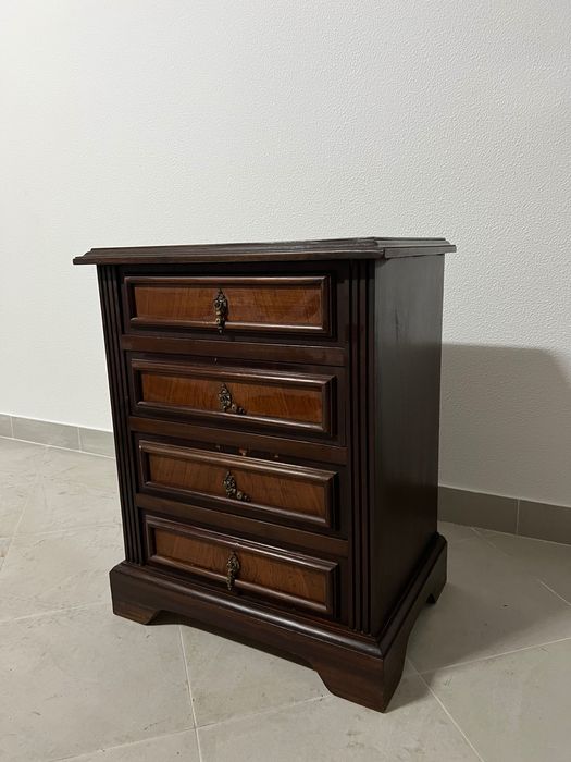 Mobilia de quarto em mogno