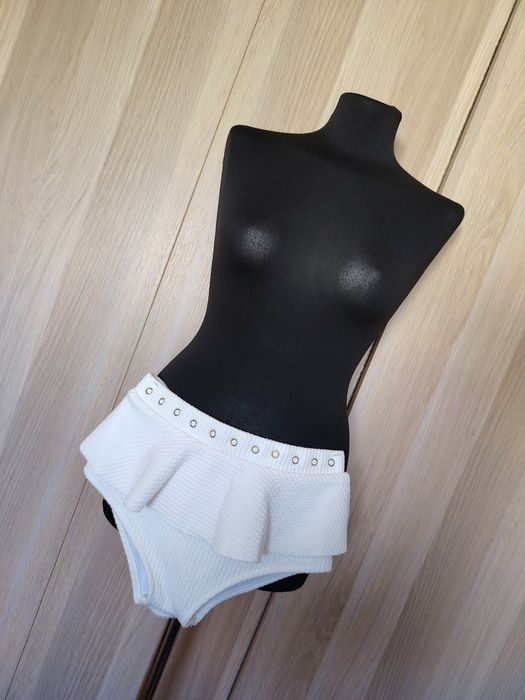 Biały dół od bikini falbanka S