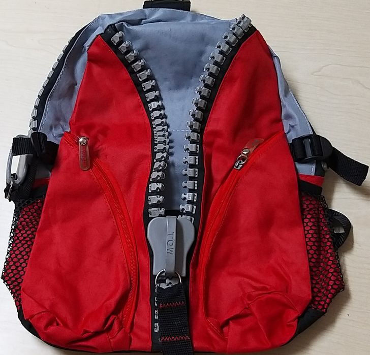 Mochila com fecho gigante.