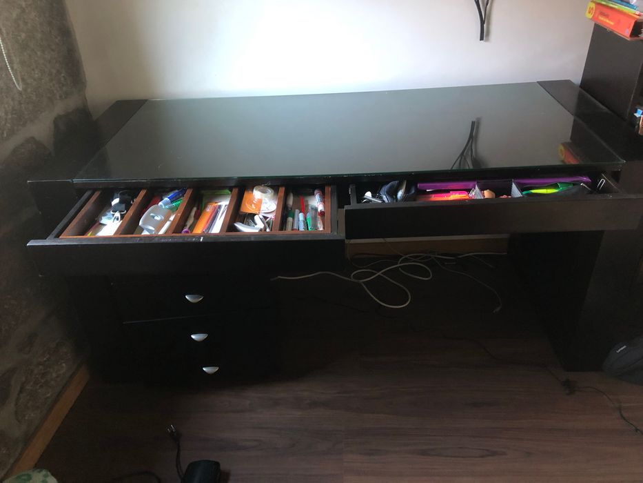 Secretária em laminado mogno com tampo de vidro