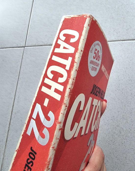 Livro "Catch-22" de Joseph Heller (em Inglês)